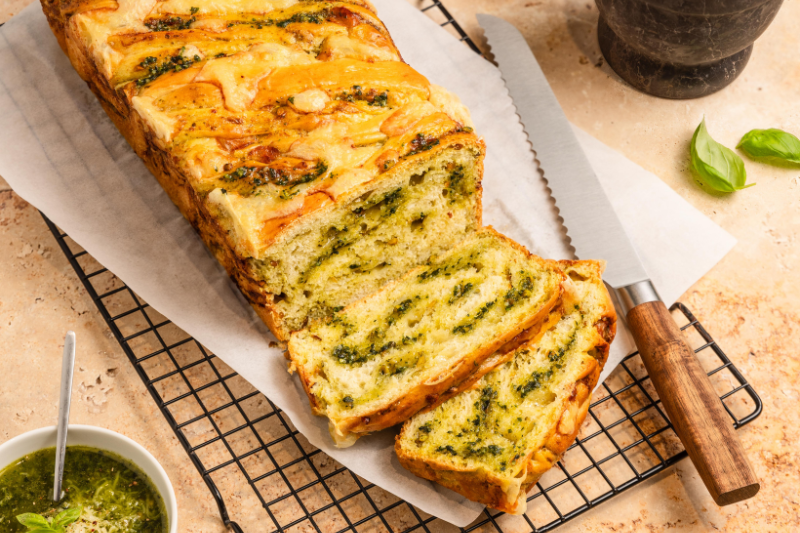 Brioche tressée pesto et pépites d’Emmentaler AOP Suisse