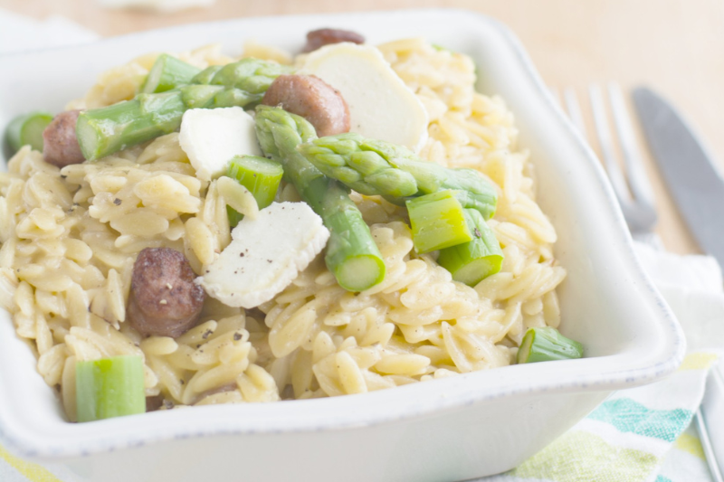 Orzotto d’asperges et chipolatas au Chavignol AOP