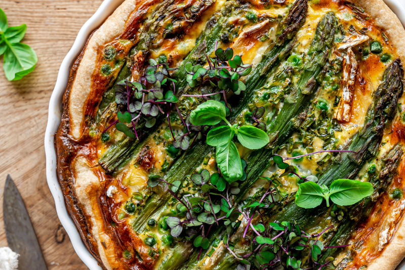 Quiche aux asperges vertes, petits pois et brie