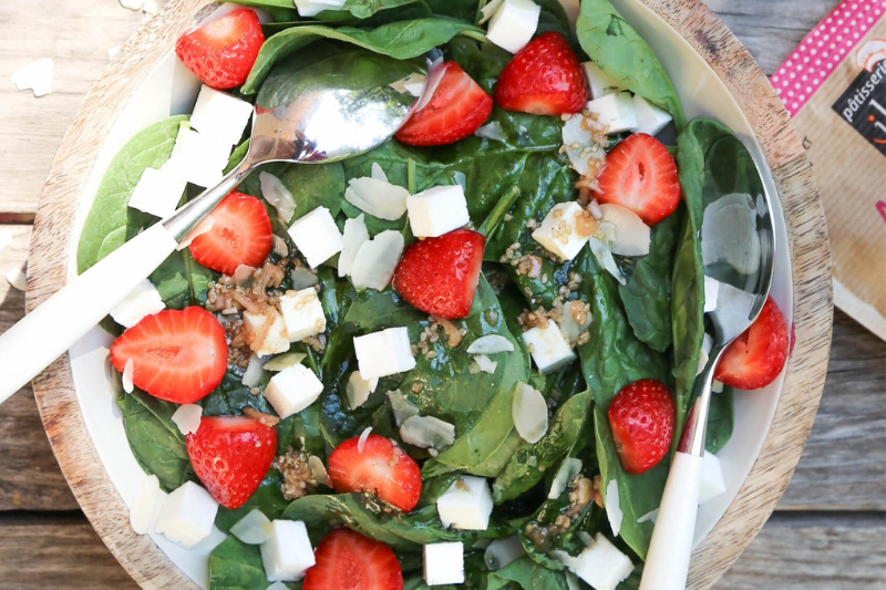 Salade de pousses d’épinard aux fraises, feta et amandes effilées