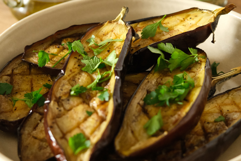 Aubergines grillées au barbecue, ail, ciboulette & persil