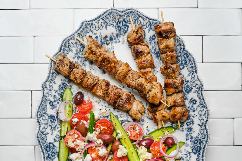 Brochettes d'agneau au citron et salade grecque