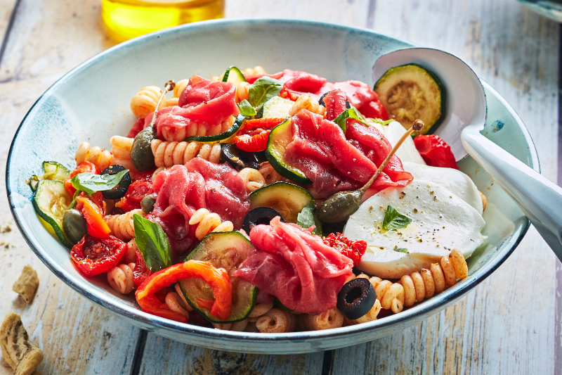 Carpaccio de bœuf bio en salade de pâtes aux légumes à la provençale