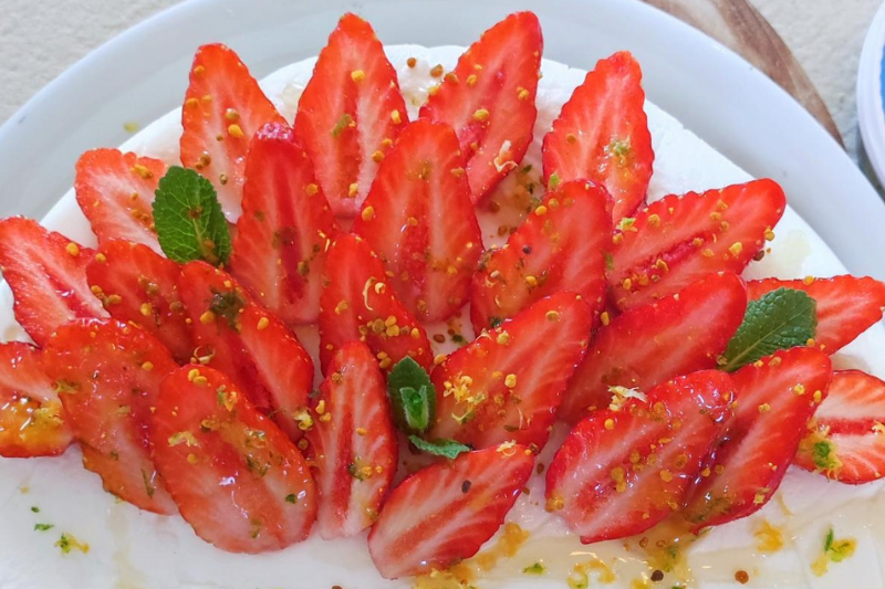 Crémeux au fouetté de brebis et fraises, zestes d’agrumes au miel et pollen