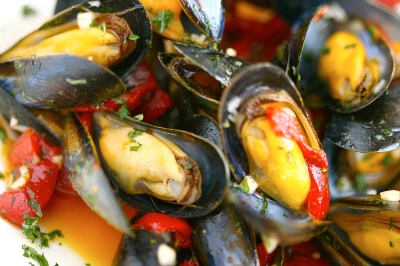 Moules de bouchot de la baie du Mont-Saint-Michel à la plancha aux piquillos et piment d’Espelette