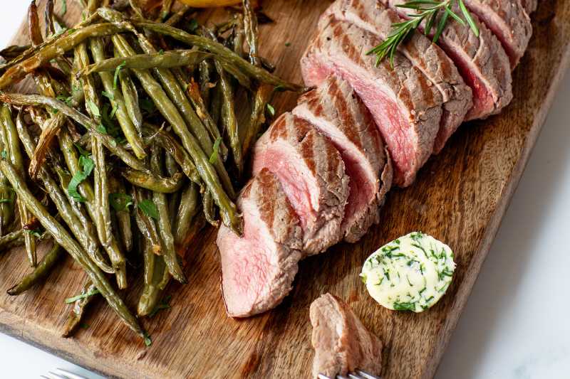 Poire de boeuf grillée, haricots et frites au four