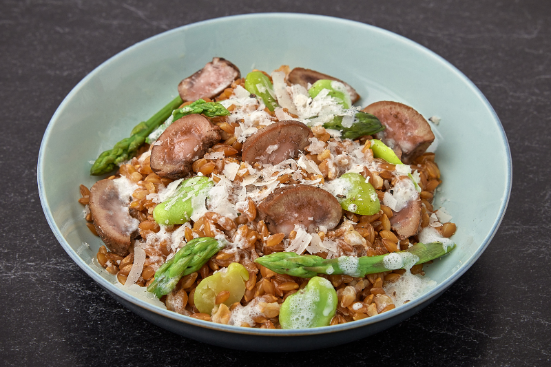 Risotto de printemps aux fèves et pointes d’asperges, rognons de veau snackés au beurre noisette