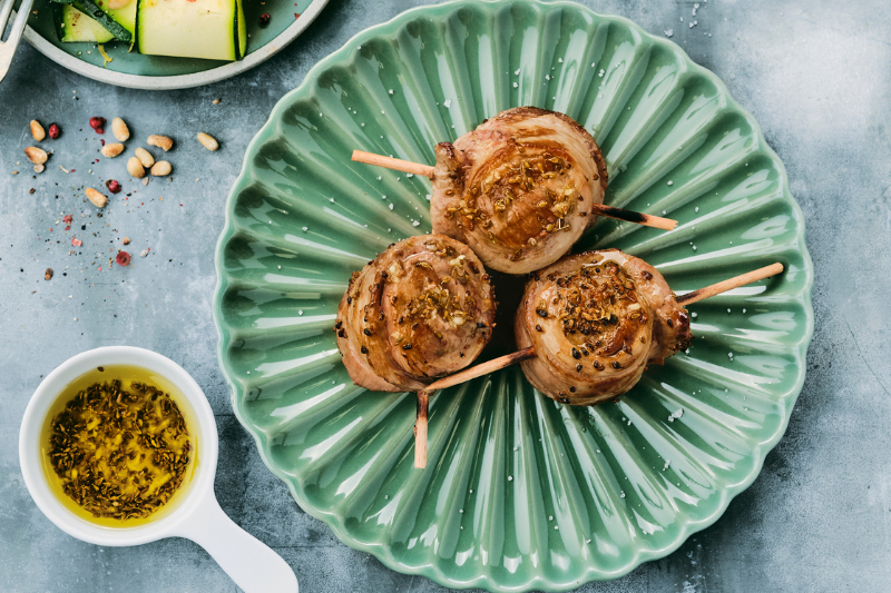 Roulades d’agneau marinées à l’ail et à l’anis