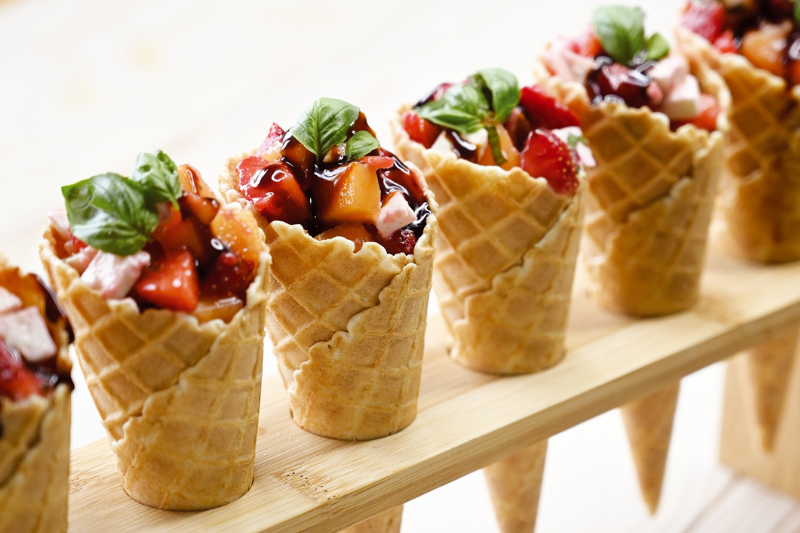 Salade de fraises et de melon en cornets