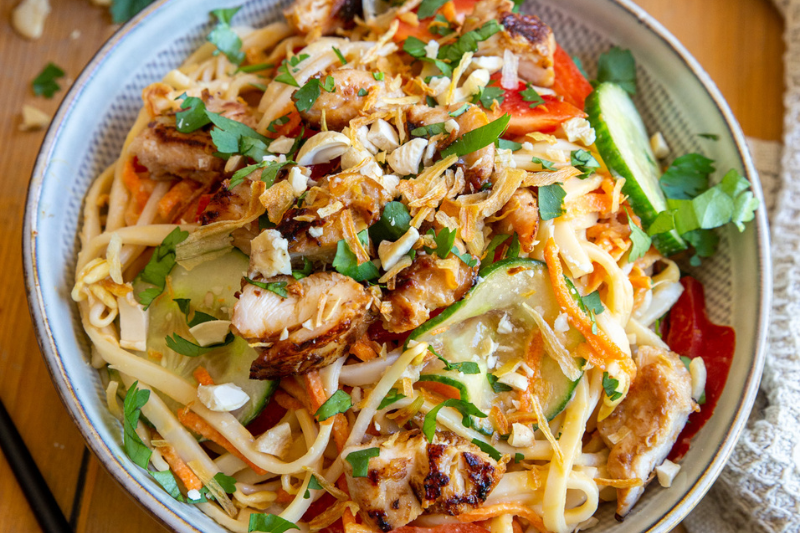 Salade de nouilles au poulet mariné et aux légumes croquants