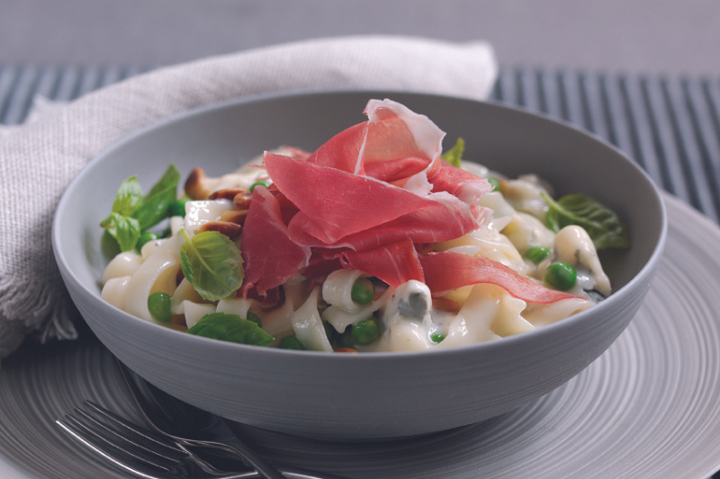 Tagliatelles au jambon de Parme, petits pois et fromages italiens