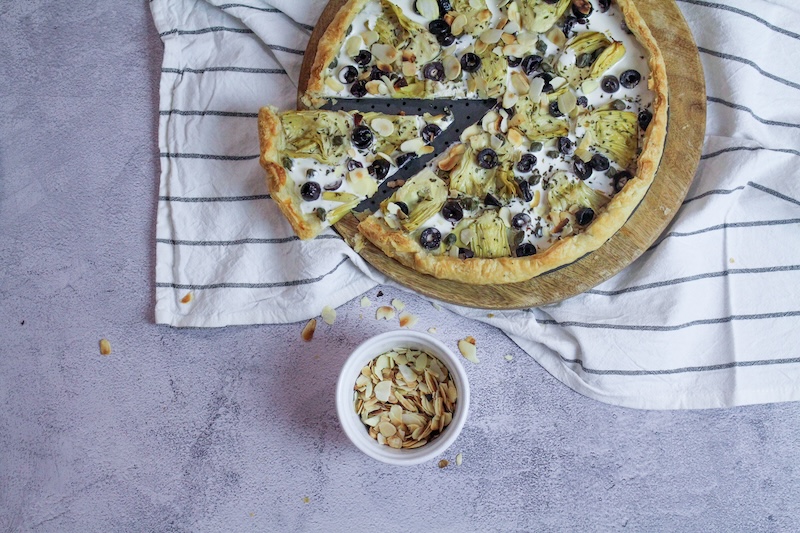 Tarte croustillante aux olives noires et artichauts