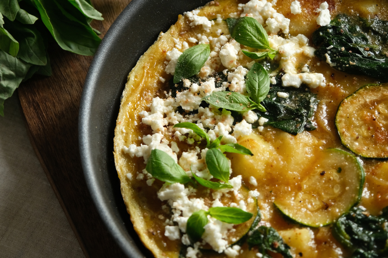 Tortilla aux courgettes, épinards et oignon rouge