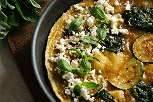 Tortilla aux courgettes, épinards et oignon rouge