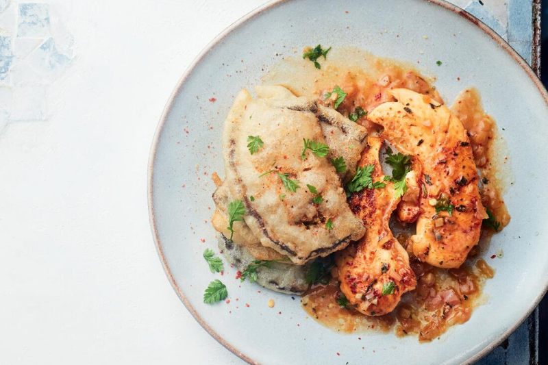 Aiguillettes de poulet, échalotes et aubergines en tempura