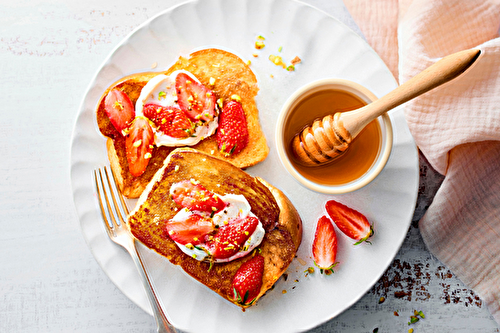 Brioche toastée garnie de ricotta vanillée, fraises rôties au miel et pistaches