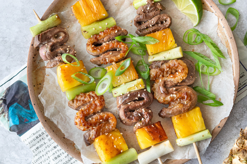 Brochettes yakitori de magret à l’ananas et au citron vert