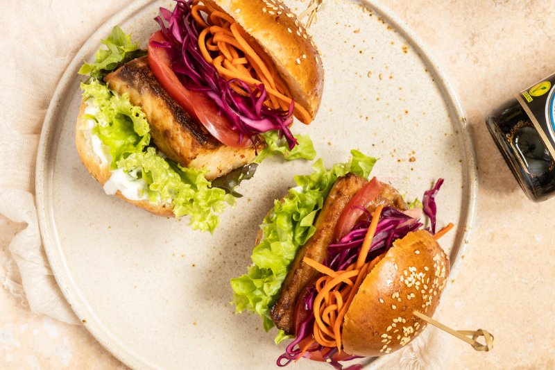 Burgers de poisson pimenté et salade coleslaw