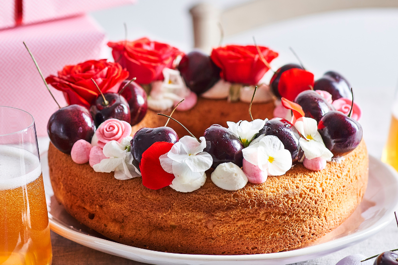 Gâteau mascarpone aux cerises, accompagné d’un cidre frais et acidulé