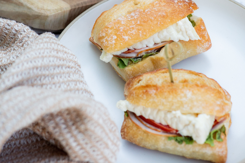 Petits sandwichs au bacon et chèvre Pouligny-Saint-Pierre