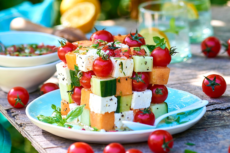 Rubiks cube aux tomates cerises, feta, melon et concombre