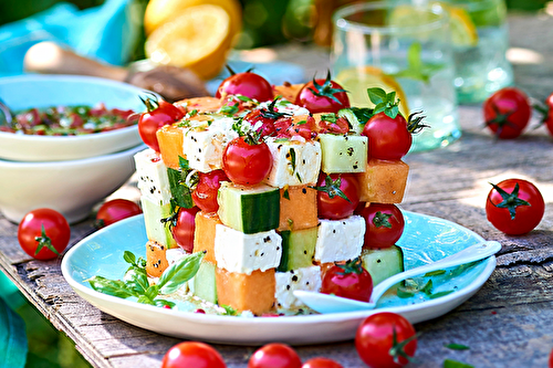 Rubiks cube aux tomates cerises, feta, melon et concombre