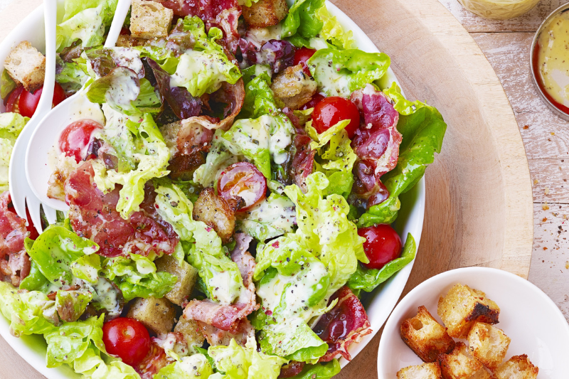 Salade américaine BLT : bacon, laitue, tomates