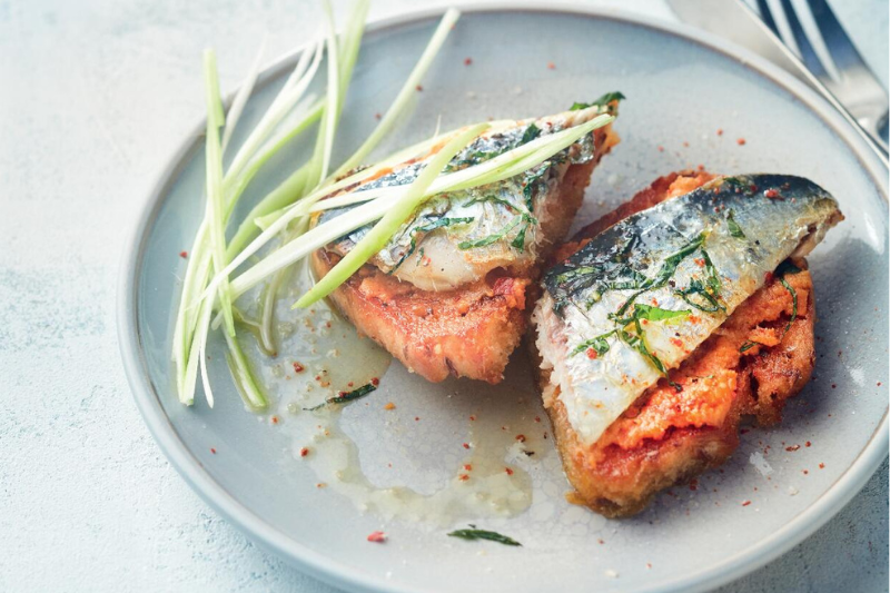 Sardines grillées sur toasts de purée de poivrons et menthe fraîche