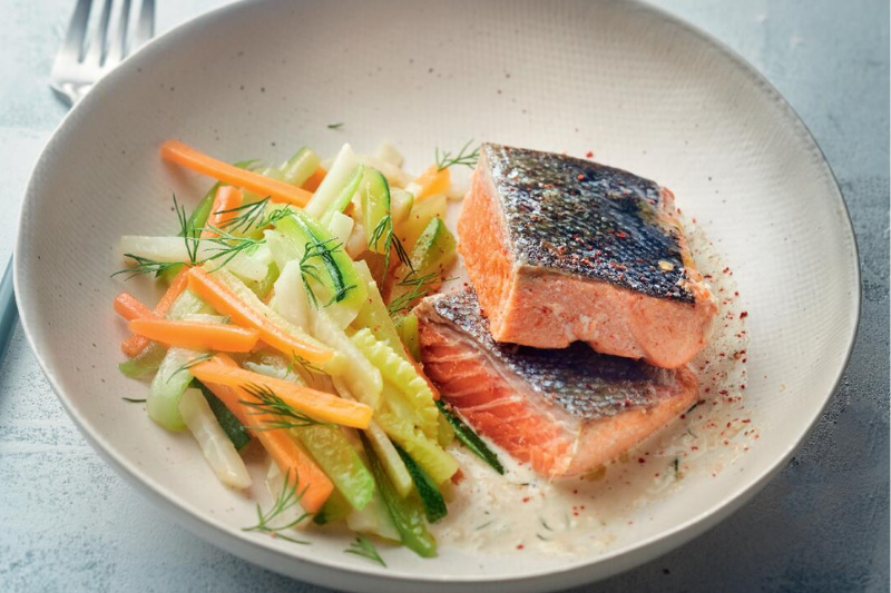 Saumon mi-cru mi-cuit, julienne de légumes au beurre blanc à l’aneth