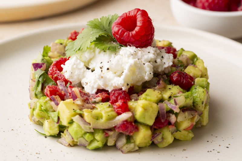 Tartare avocat, framboise et chèvre frais