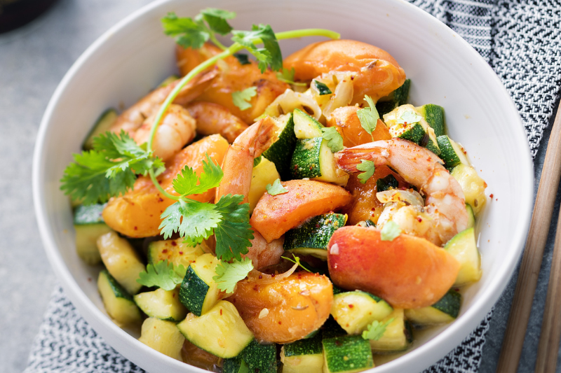 Wok de crevettes épicées aux abricots et aux courgettes