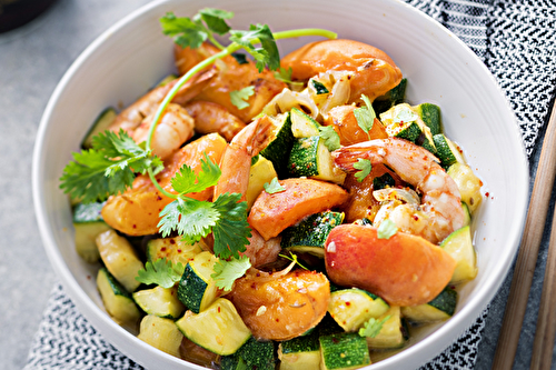 Wok de crevettes épicées aux abricots et aux courgettes