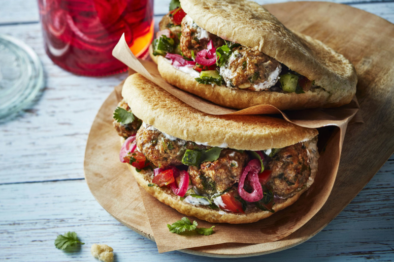 Boulettes de veau en pain pita, salade de tomates et concombre