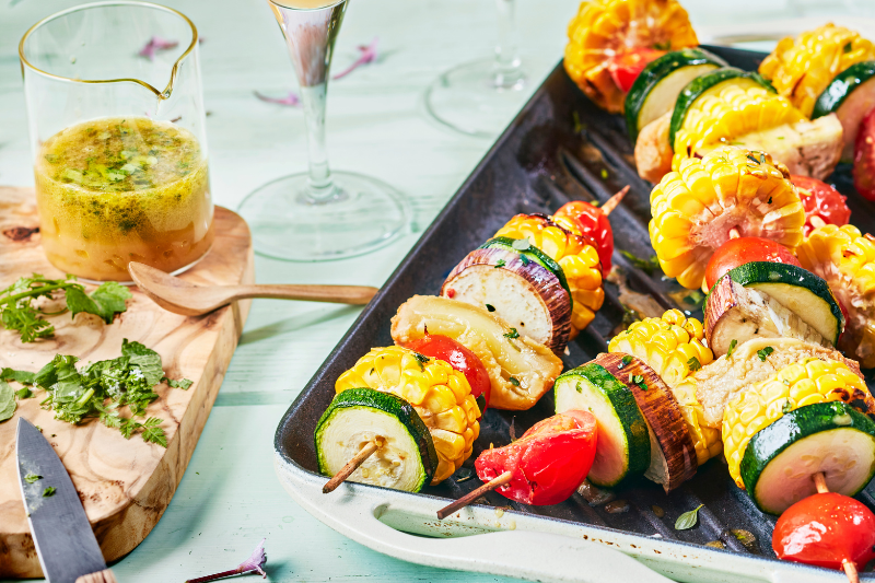 Brochettes de légumes d’été, vinaigrette aux herbes et à la bière