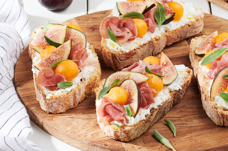 Bruschettas aux figues, brousse de brebis, jambon cru, sauge et billes de melon