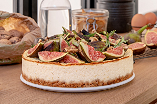 Cheesecake aux fromages frais, figues et noix