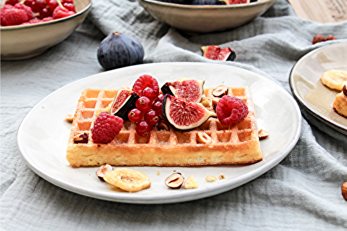 Gaufres aux figues fraîches, chips de bananes, fruits rouges et noisettes toastées