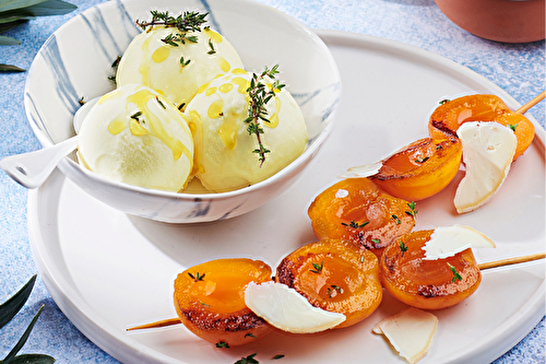 Glace à l’huile d’olive, thym, brochettes d’abricots rôtis au miel et copeaux de fromage de chèvre