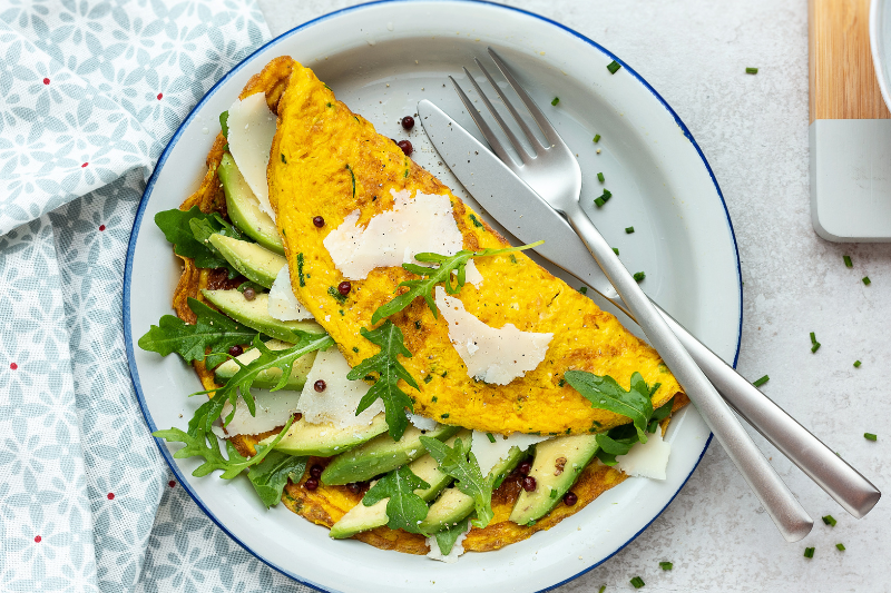 Omelette à l’avocat et au Parmigiano Reggiano, herbes aromatiques