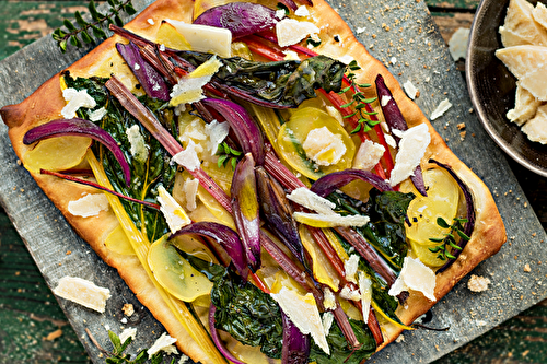 Pizza de pommes de terre, oignons rouges, blettes et Parmigiano Reggiano