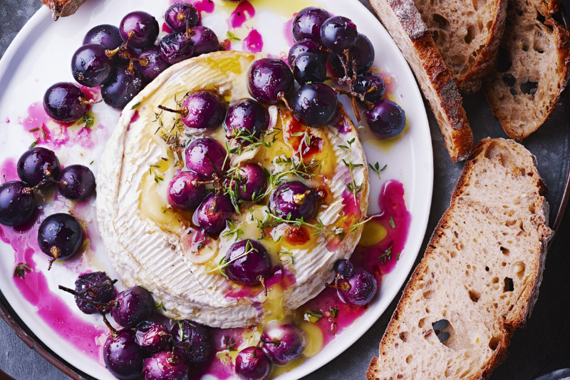 Raisins rôtis au camembert coulant