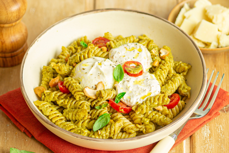 Salade de fusilli au pesto vert crémeux et burrata