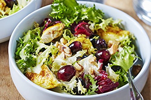 Salade de poulet épicé aux raisins et noix