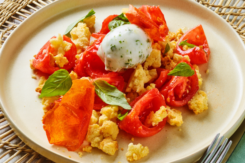 Salade de tomate, crumble de Reblochon et sorbet basilic