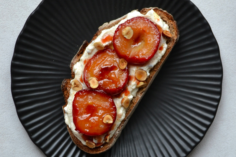 Toasts aux prunes rôties, ricotta et miel