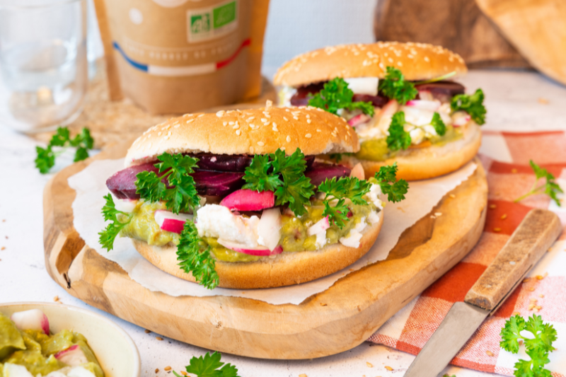 Bagel avocat, pois chiches, crudités et persil frisé frais