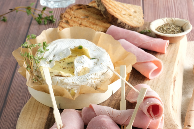 Camembert rôti au thym, roulés de jambon