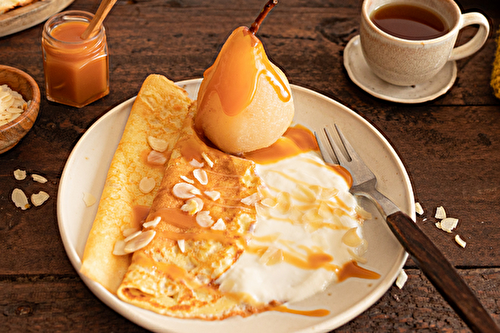 Crêpes au caramel beurre salé et poire pochée