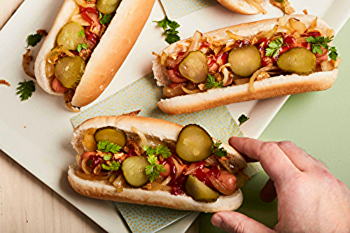 Hot-dogs aux rondelles de cornichons