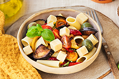 Salade de pâtes, olives vertes, légumes rôtis et cubes de Cantal Entremont